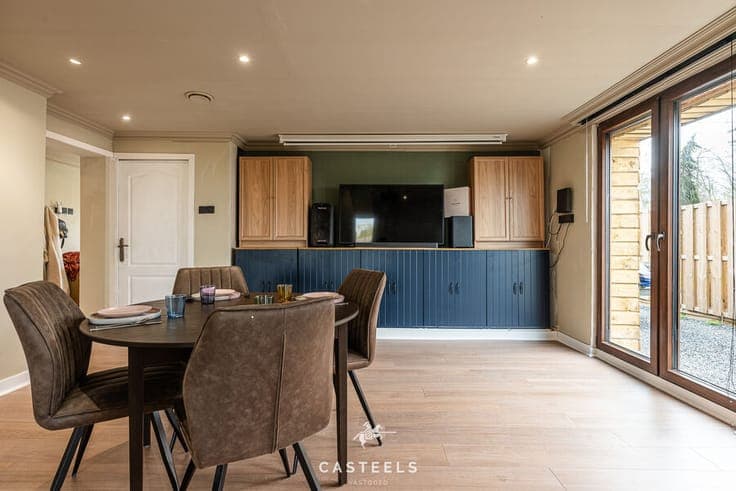Move-in ready detached house with garage, garden, and open v