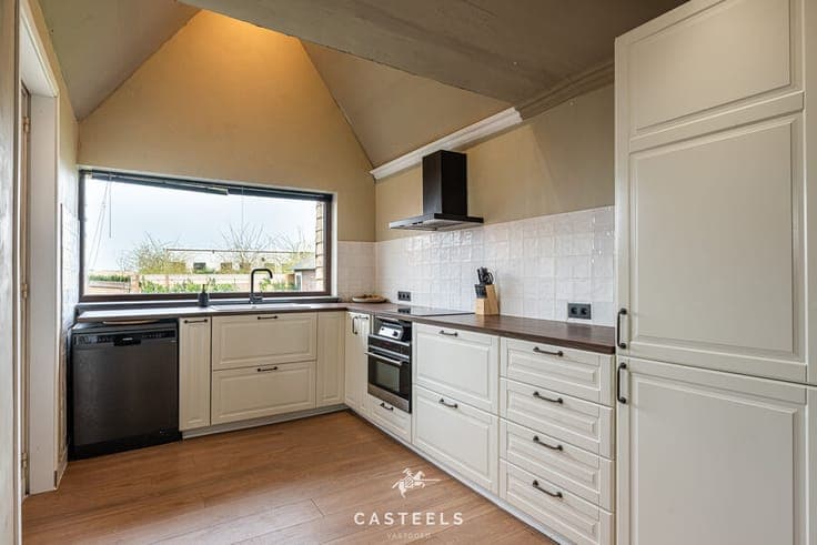 Move-in ready detached house with garage, garden, and open v