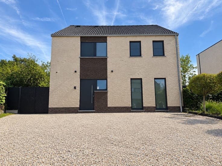 Near-zero energy home in a prime, peaceful cul-de-sac