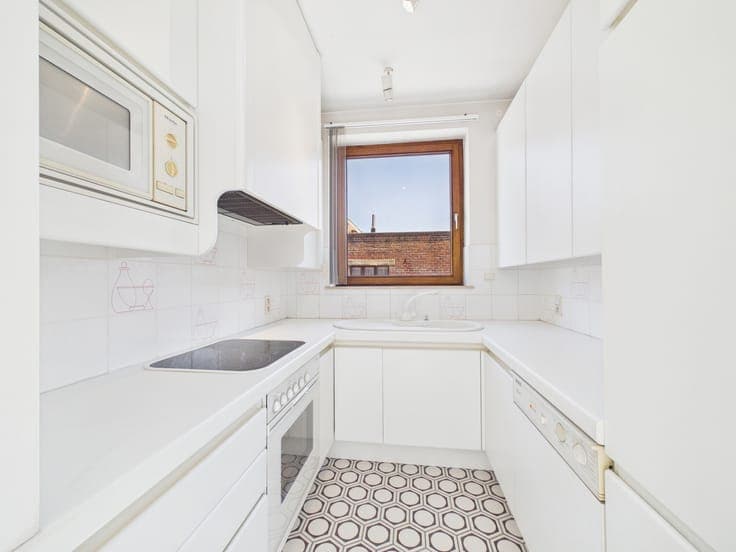 HOUSE + PROFESSIONAL SPACE, 2 BEDROOMS & GARAGE
