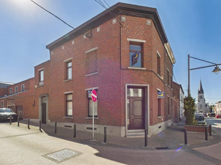 HOUSE + PROFESSIONAL SPACE, 2 BEDROOMS & GARAGE