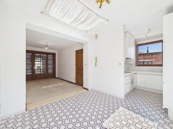 HOUSE + PROFESSIONAL SPACE, 2 BEDROOMS & GARAGE