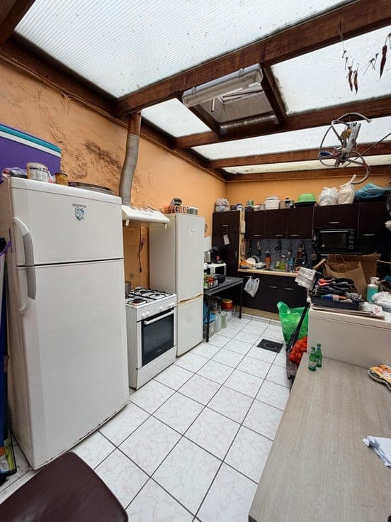 SPACIOUS TOWNHOUSE TO RENOVATE IN A PLEASANT AREA.