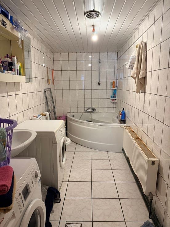 SPACIOUS TOWNHOUSE TO RENOVATE IN A PLEASANT AREA.