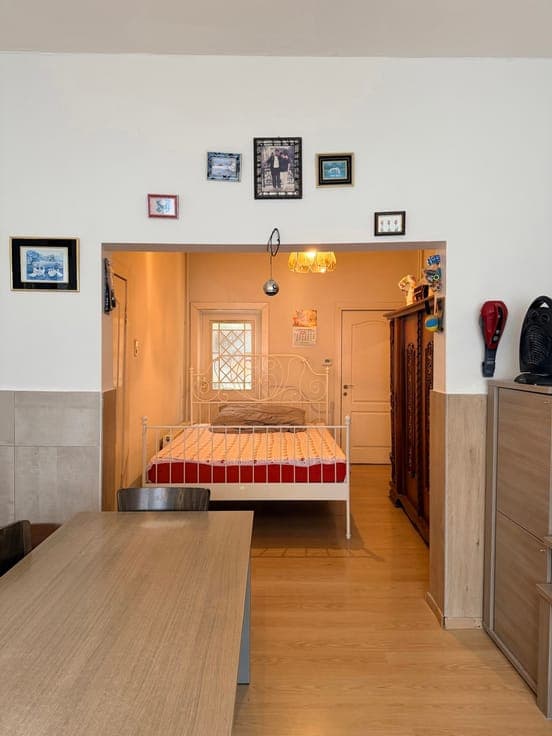 SPACIOUS TOWNHOUSE TO RENOVATE IN A PLEASANT AREA.