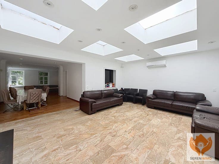 Magnificent 325m² villa with beautiful garden and 8 bedrooms