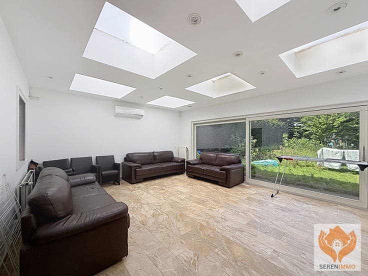 Magnificent 325m² villa with beautiful garden and 8 bedrooms