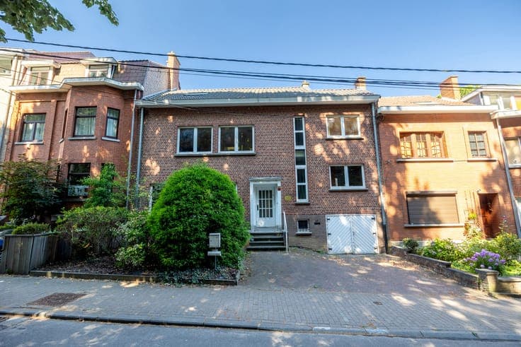 5-bedroom house with 2 bathrooms, a garage, a yard, and grea