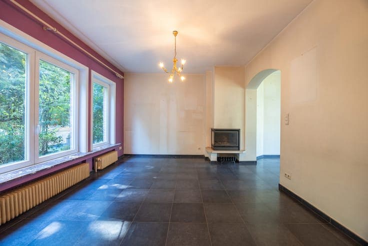 5-bedroom house with 2 bathrooms, a garage, a yard, and grea