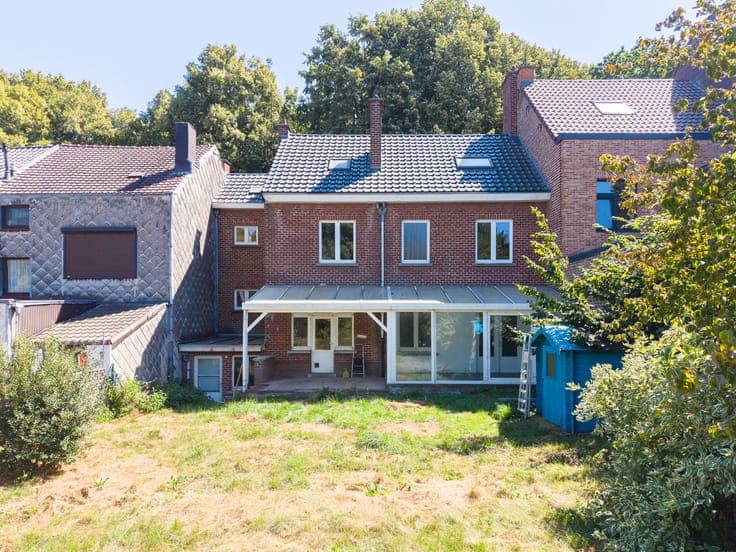 5-bedroom house with 2 bathrooms, a garage, a yard, and grea