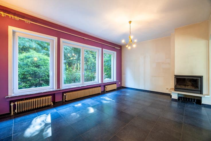 5-bedroom house with 2 bathrooms, a garage, a yard, and grea