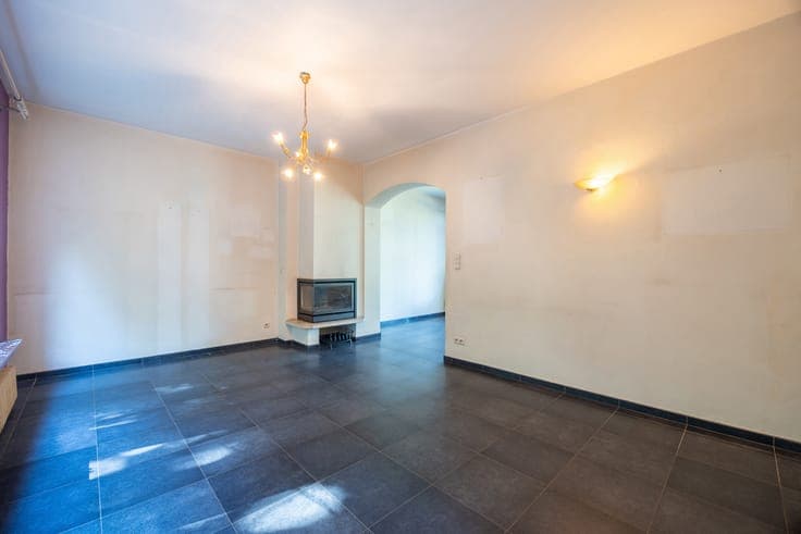 5-bedroom house with 2 bathrooms, a garage, a yard, and grea