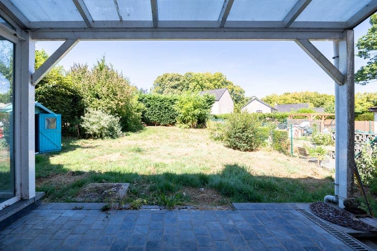 5-bedroom house with 2 bathrooms, a garage, a yard, and grea