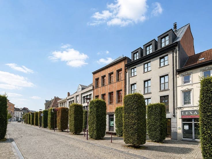 Te koop, opbrengsteigendom met handelsruimte en 3 apparte...