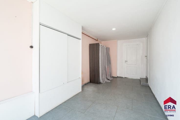 Spacious house with southwest-facing garden and 3 or 4 rooms