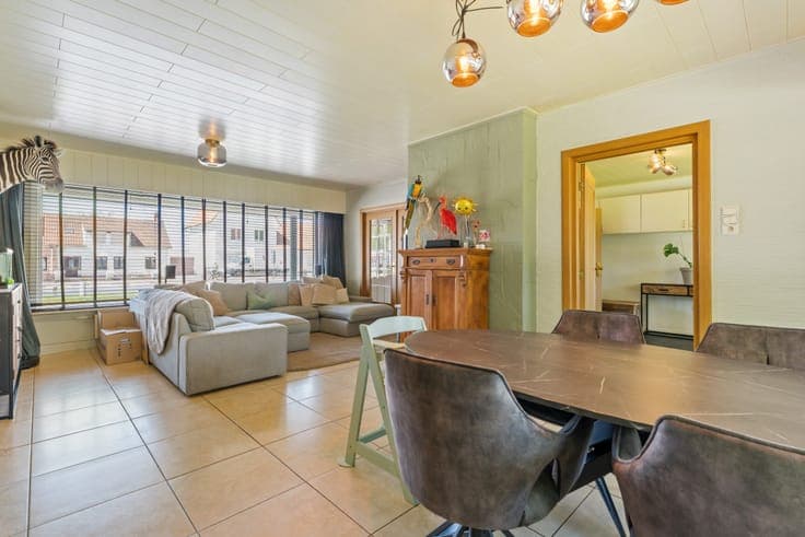 Family home with 3 bedrooms on approximately 6 ares.