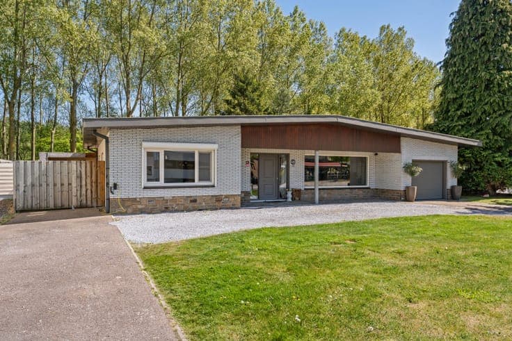 Family home with 3 bedrooms on approximately 6 ares.