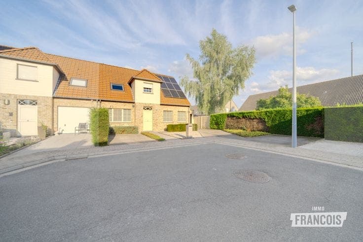A ready-to-move-in semi-detached property in Wervik with a …