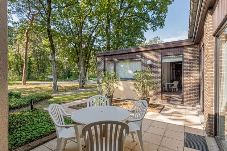 Architecturale halfopen woning in bosrijke omgeving