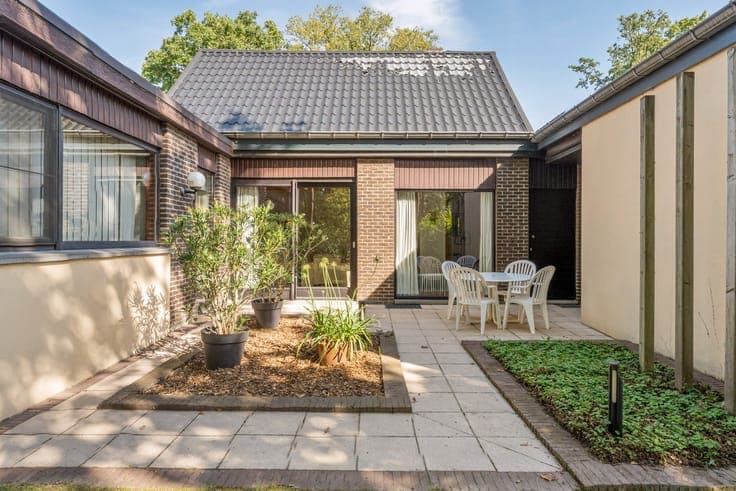 Architecturale halfopen woning in bosrijke omgeving