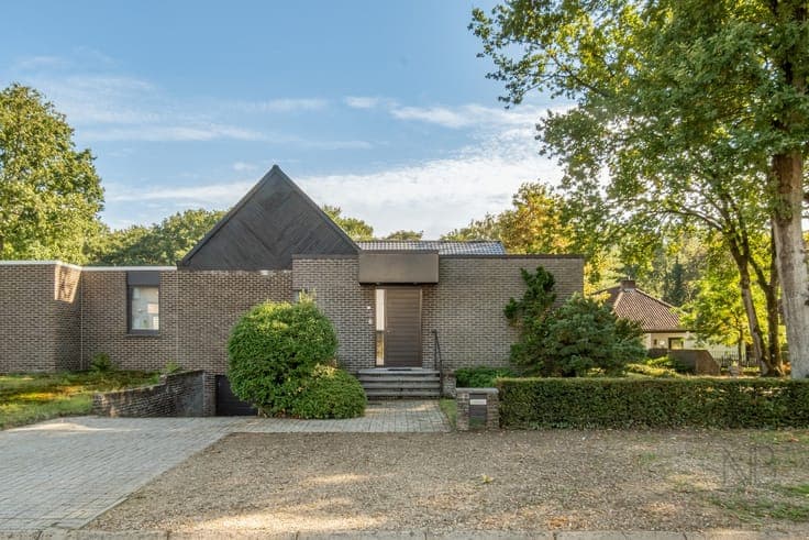 Architecturale halfopen woning in bosrijke omgeving