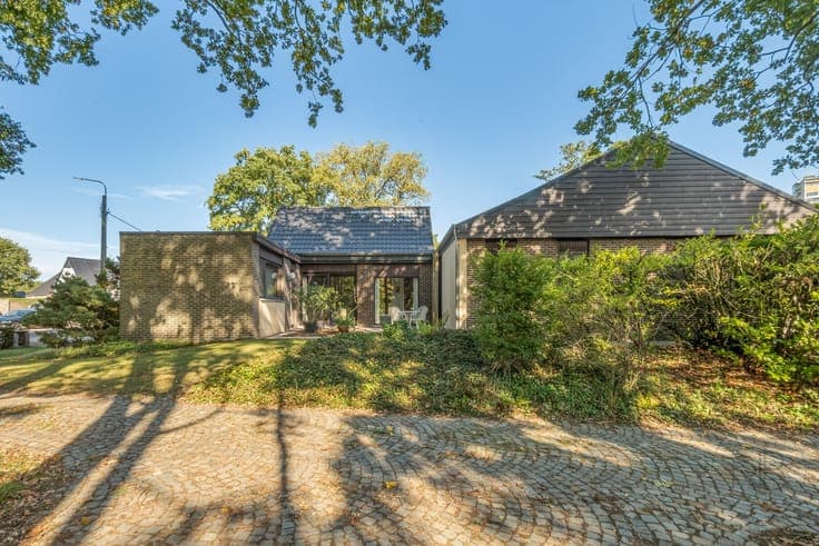 Architecturale halfopen woning in bosrijke omgeving