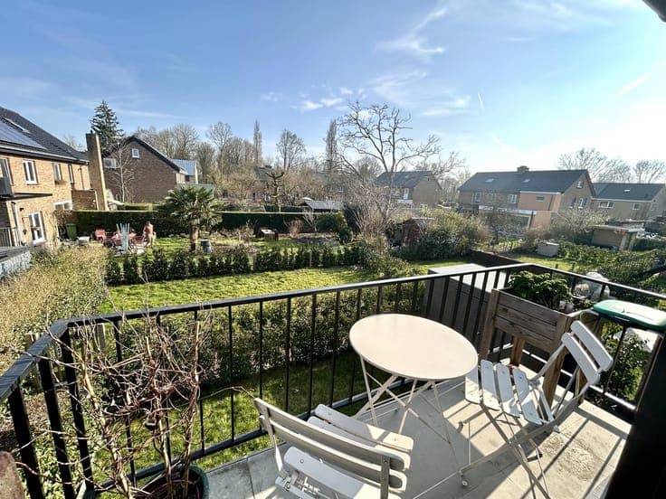 Unique duplex with sunny balcony and south-east facing garde