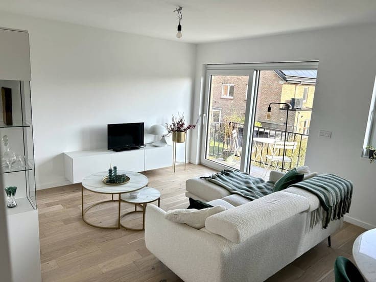 Unique duplex with sunny balcony and south-east facing garde