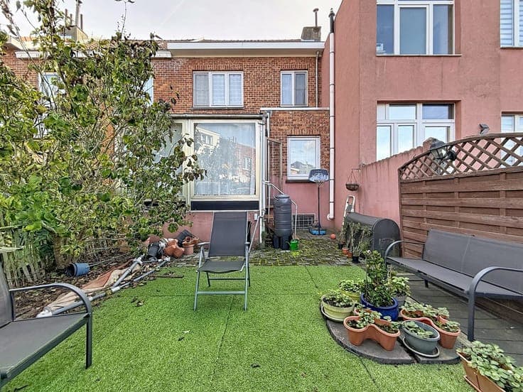 CHARMING SINGLE-FAMILY HOME WITH 3 BEDROOMS, GARDEN, GARAGE,