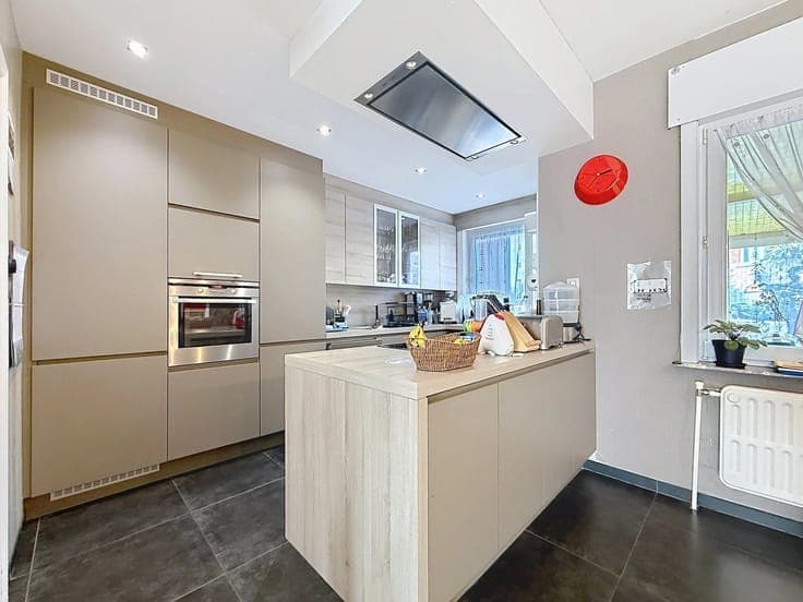 CHARMING SINGLE-FAMILY HOME WITH 3 BEDROOMS, GARDEN, GARAGE,