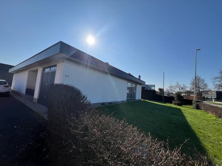 CHARMANTE WITTE BUNGALOW OP TOPLOCATIE IN KRUIBEKE