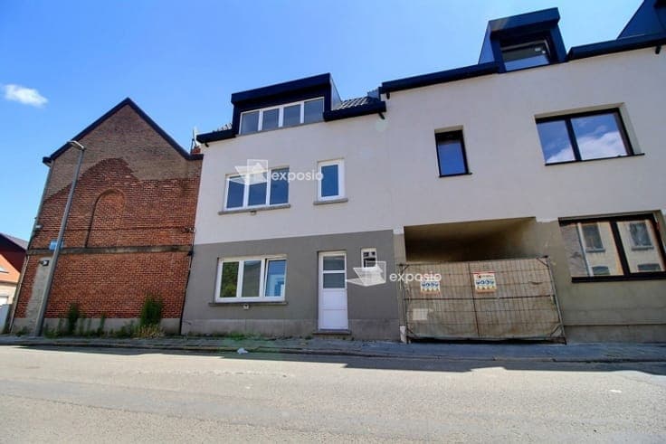 Total renovated 4/5 bedroom house + parking