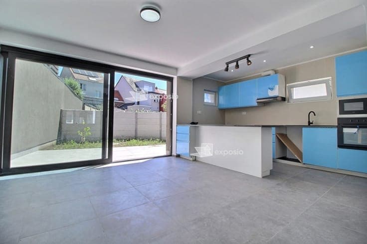 Total renovated 4/5 bedroom house + parking
