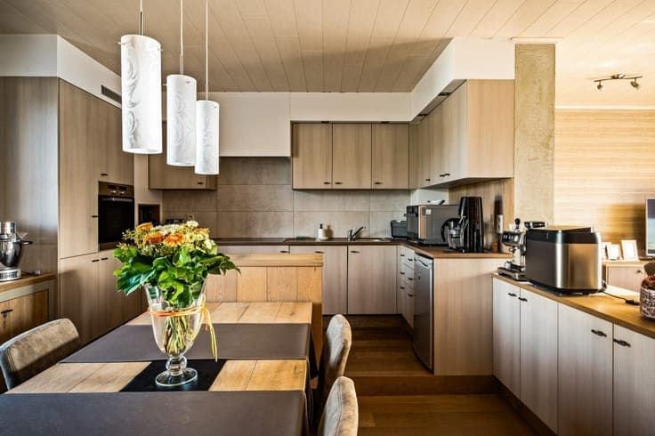 Woning met 2 slpkrs en bijgebouw met veel potentieel