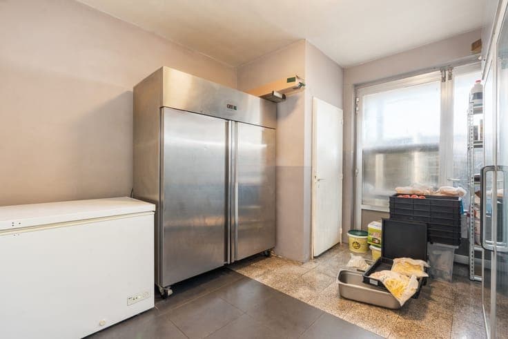 Opbrengsteigendom met 2 verhuurde appartementen en handelsge