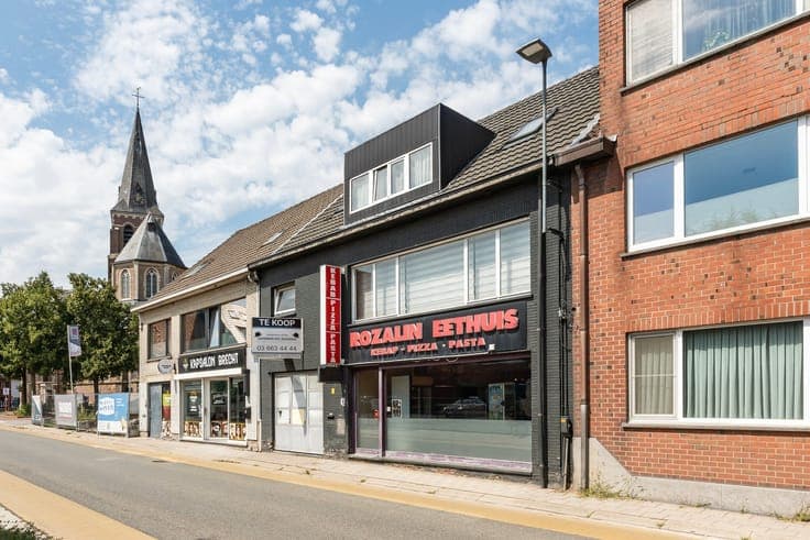 Opbrengsteigendom met 2 verhuurde appartementen en handelsge