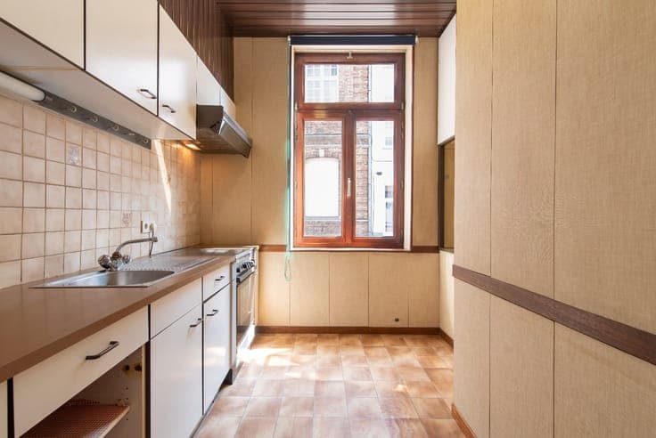 TO BE RENOVATED townhouse with TERRACE, CONVENIENTLY LOCATE