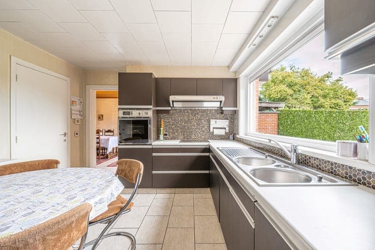 Spacious house with 3 bedrooms, garage and sunny garden in