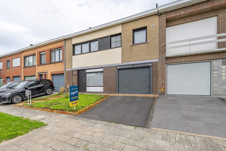 Spacious house with 3 bedrooms, garage and sunny garden in