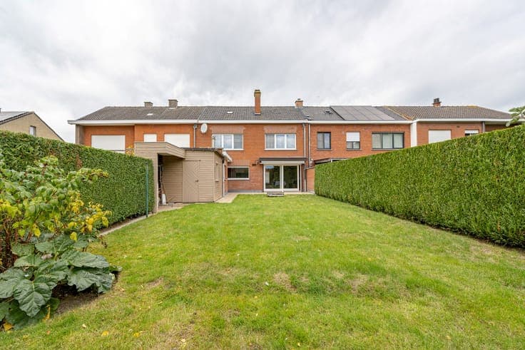 Spacious house with 3 bedrooms, garage and sunny garden in