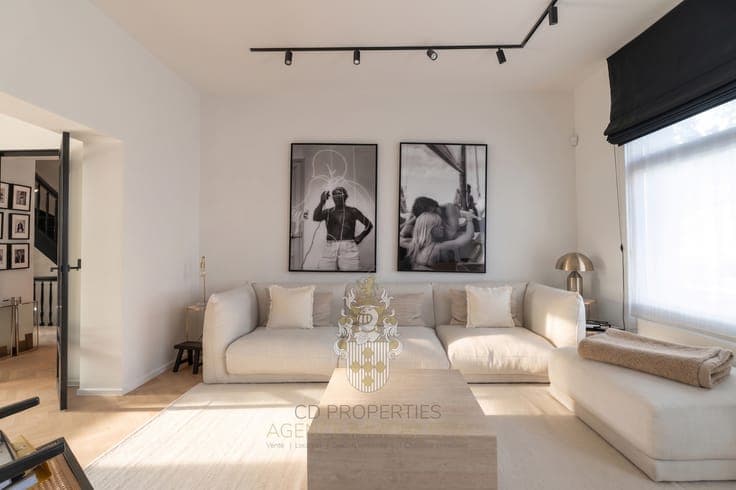Townhouse, fully renovated, guaranteed to steal your heart –