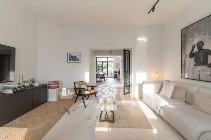 Townhouse, fully renovated, guaranteed to steal your heart –