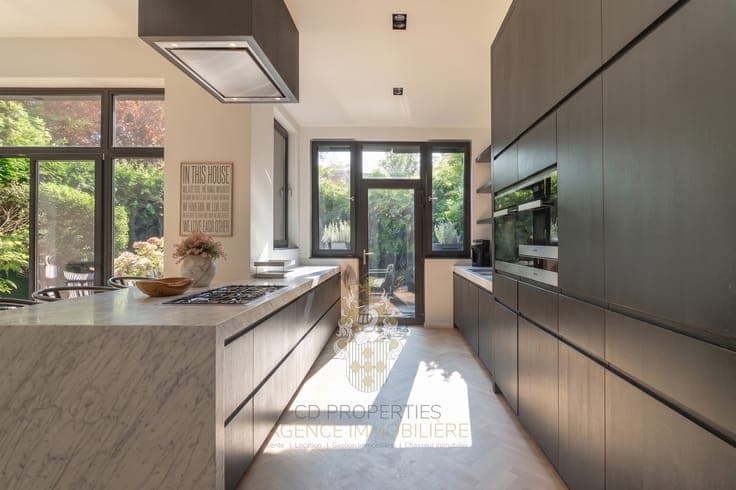 Townhouse, fully renovated, guaranteed to steal your heart –
