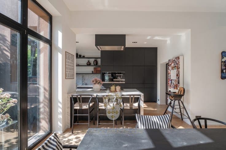 Townhouse, fully renovated, guaranteed to steal your heart –