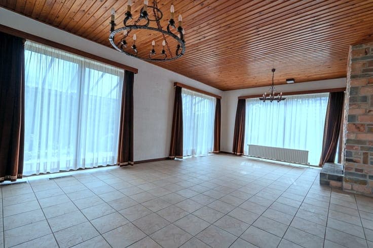 SPACIOUS VILLA with single-story living options