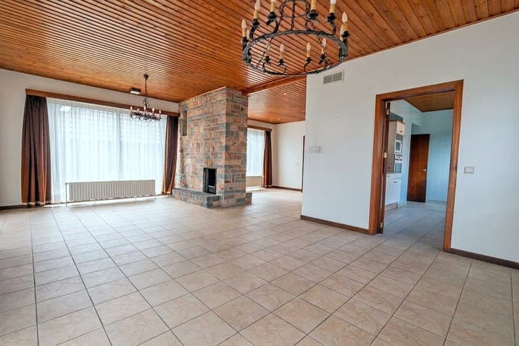 SPACIOUS VILLA with single-story living options