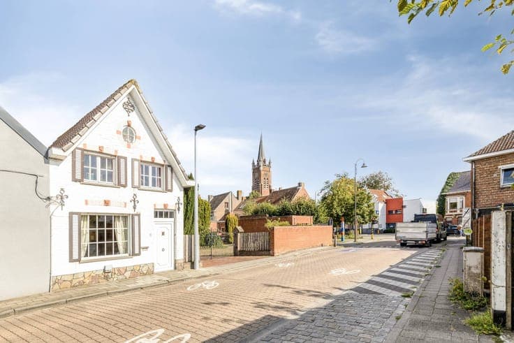 Semi-detached house/land (537m²) with potential in the heart