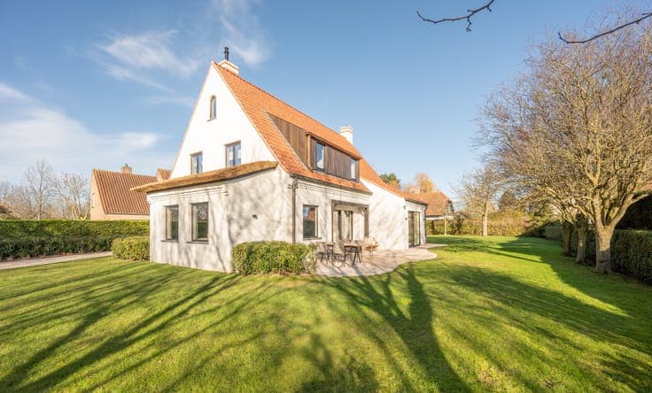 Stylishly renovated villa on a spacious lot in a resident...