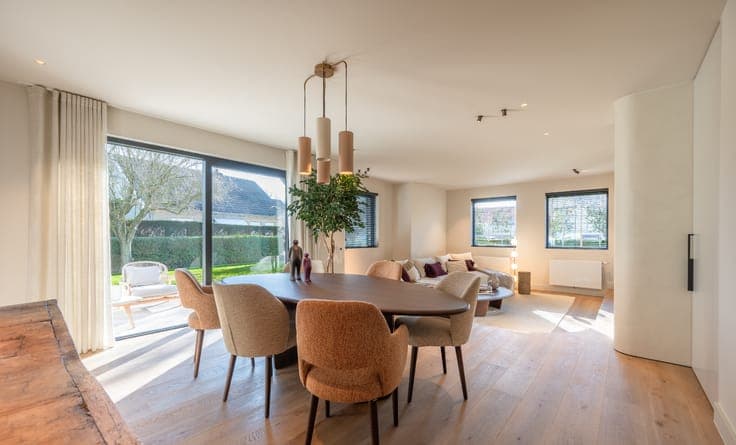Stylishly renovated villa on a spacious lot in a resident...