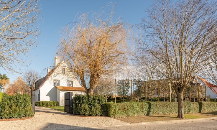 Stylishly renovated villa on a spacious lot in a resident...